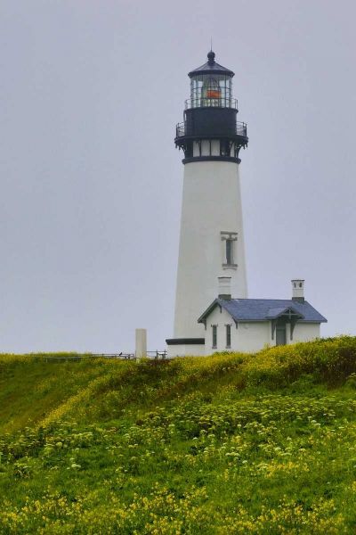 USA, Oregon Yaquina Head Lighthouse on foggy day